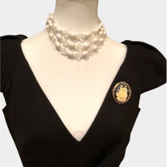 Elegant Brooch - Picture 3 of 7